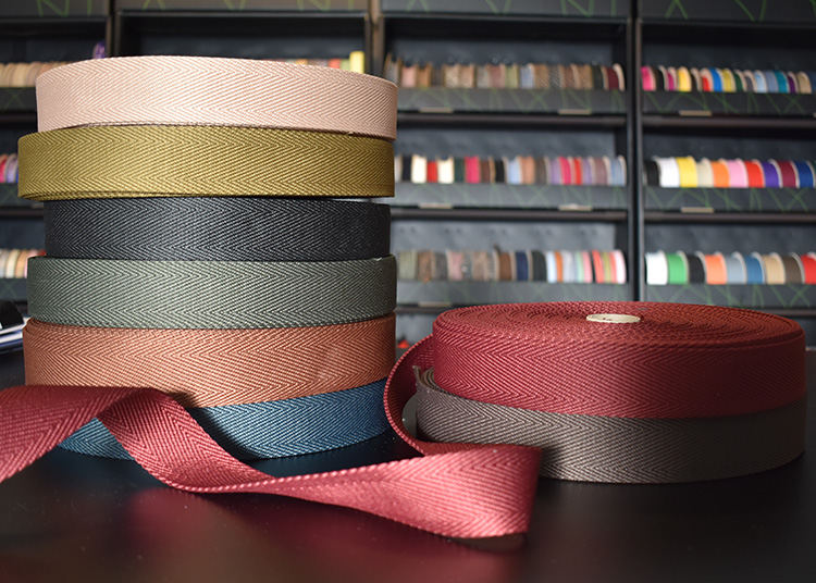 Taskebånd Herringbone, 38 mm, mørk karry