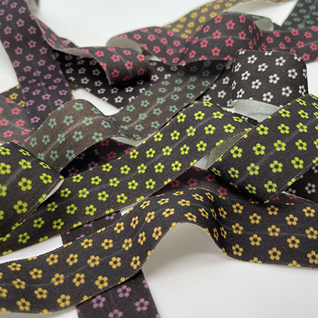 Folde elastik m/tryk, hvide blomster