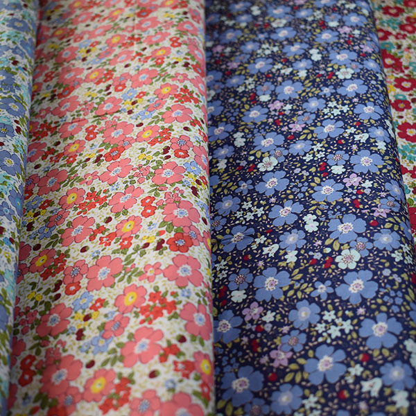 Poplin Blomster metervare 1120 mm, blå