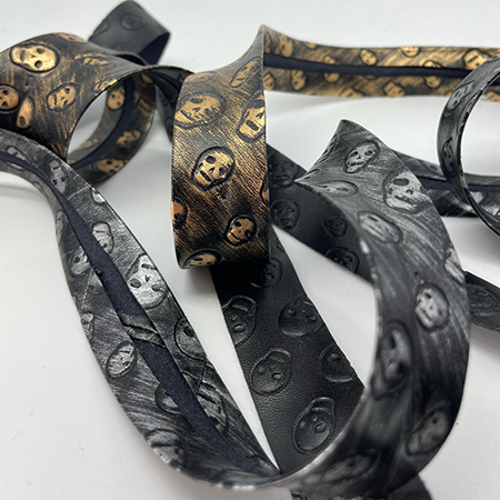 Imit. læder Skulls, skråbånd, sort